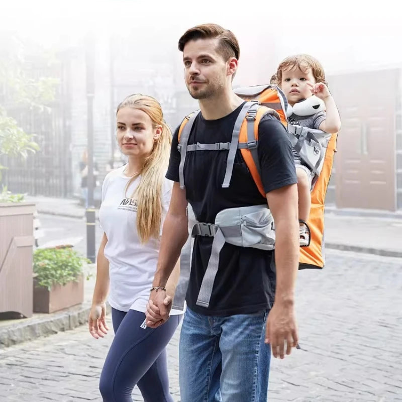 Sac à dos porte-bébé de randonnée en mesh aéré porté sur un sentier